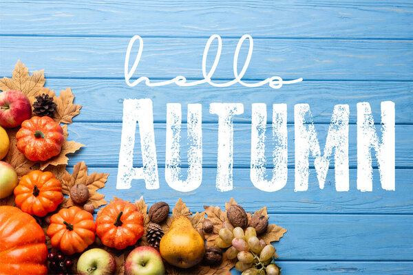 верхний вид на урожай и листья рядом Привет осенние буквы на синем деревянном фоне