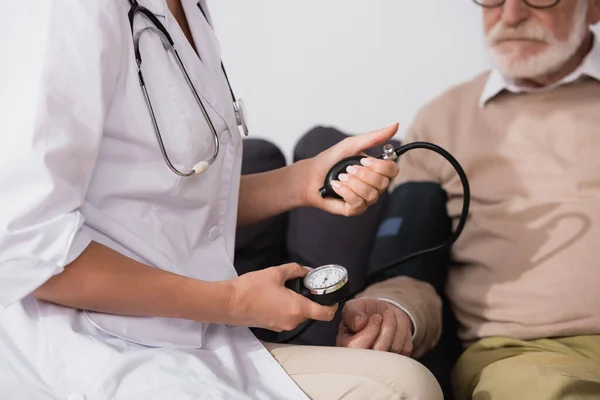 Vue Recadrée Une Infirmière Gériatrique Examinant Patient Âgé Avec Stéthoscope — Photo