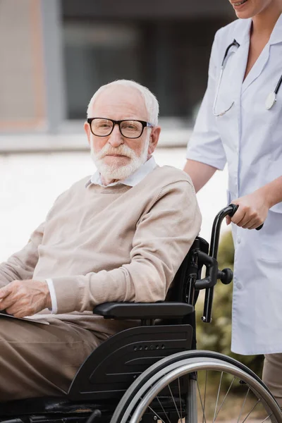Ηλικιωμένος Άνδρας Αναπηρική Καρέκλα Κοιτάζοντας Την Κάμερα Ενώ Ξυπνάει Κοινωνική — Φωτογραφία Αρχείου