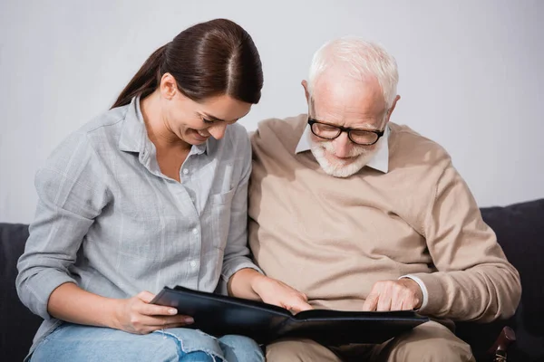Brunette Woman Elderly Father Looking Photo Album Together — Stock Photo, Image