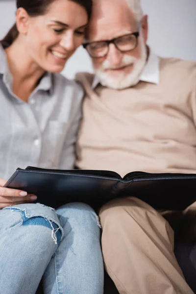 Adult Woman Elderly Father Browsing Photo Album Blurred Background — Stock Photo, Image