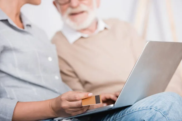 Mulher Segurando Laptop Cartão Crédito Perto Pai Idoso Fundo Turvo — Fotografia de Stock