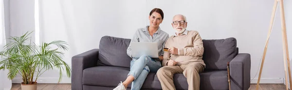 Anziano Con Figlia Adulta Seduta Sul Divano Casa Con Computer — Foto Stock