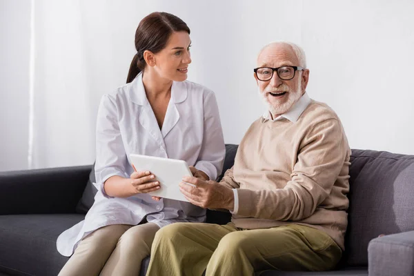 Excited Senior Man Looking Camera While Holding Digital Tablet Geriatric — Stock Photo, Image