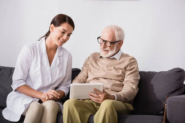 Smiling Aged Man Using Digital Tablet Cheerful Geriatric Nurse Home — Stock Photo, Image