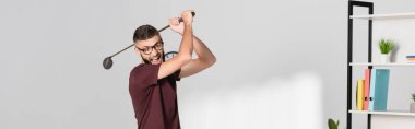 Stresli iş adamı golf sopası ofiste bağırıyor, afiş. 