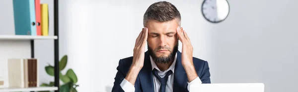 Kapalı Gözlü Adamı Ofiste Çalışırken Başı Ağrıyor Afiş — Stok fotoğraf