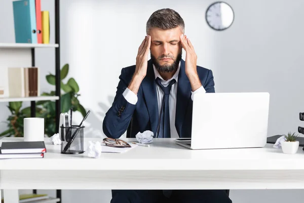 Geschäftsmann Leidet Unter Kopfschmerzen Der Nähe Von Geräten Und Schreibwaren — Stockfoto