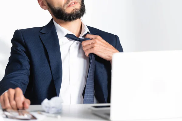 Vista Recortada Hombre Negocios Tocando Corbata Mientras Siente Caliente Cerca —  Fotos de Stock