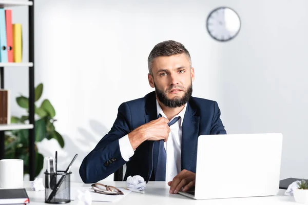 Businessman Looking Camera While Suffering Heat Stationery Laptop Blurred Foreground — Stock Photo, Image