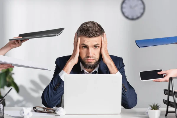 Müder Geschäftsmann Blickt Büro Mit Papiermappen Und Smartphone Die Kamera — Stockfoto