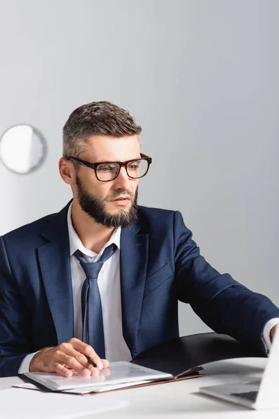 Uomo Affari Che Lavora Con Documenti Utilizza Computer Portatile Primo — Foto Stock