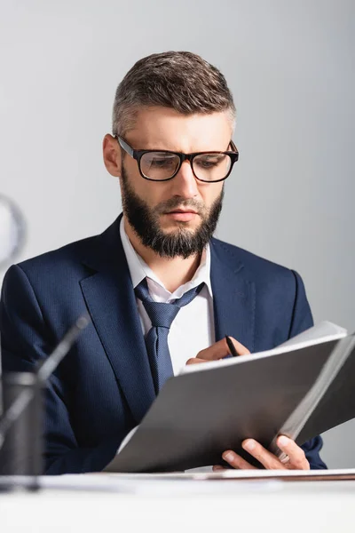 Businessman Formal Wear Holding Pen Paper Folder Table Blurred Foreground — Stock Photo, Image