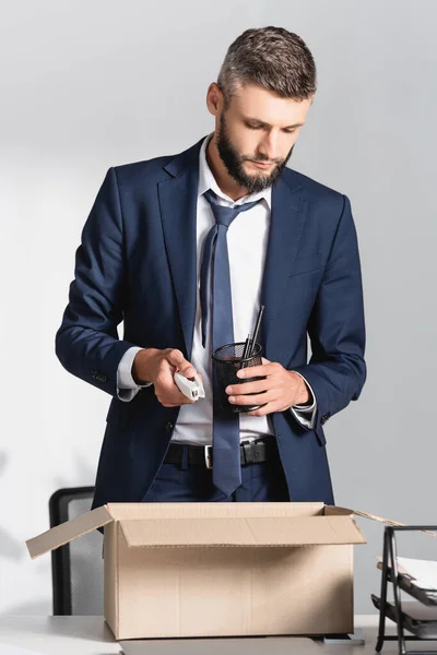 Empresario Despedido Sosteniendo Papelería Cerca Caja Cartón Oficina — Foto de Stock