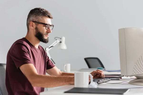 Biznesmen Ubraniu Casual Pomocą Komputera Pobliżu Papeterii Zamazanym Pierwszym Planie — Zdjęcie stockowe