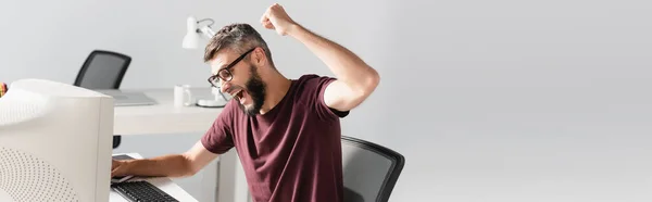 Screaming Businessman Hand Fist Sitting Computer Office Banner — Stock Photo, Image