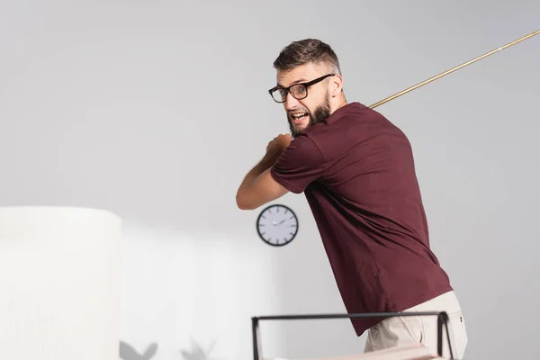 Homem Negócios Irritado Segurando Bastão Beisebol Perto Computador Primeiro Plano — Fotografia de Stock