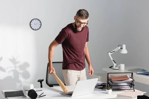 Mad Affärsman Som Håller Baseball Bat Nära Laptop Nervösa Sammanbrott — Stockfoto