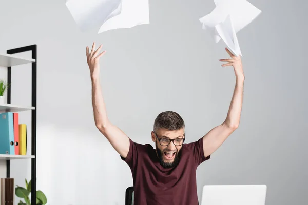 Tensad Och Skrikande Affärsman Kasta Dokument Nära Laptop Suddig Förgrund — Stockfoto