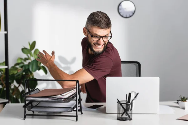 Empresário Tenso Olhando Para Laptop Perto Papelaria Escritório — Fotografia de Stock