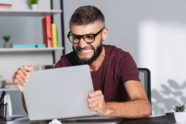 Homem Negócios Irritado Segurando Laptop Durante Colapso Nervoso Escritório — Fotografia de Stock