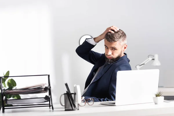 Exhausted Businessman Looking Laptop Stationery Blurred Foreground Office — Stock Photo, Image