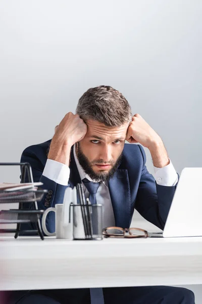 Hombre Negocios Mirando Cámara Cerca Computadora Portátil Artículos Papelería Primer —  Fotos de Stock