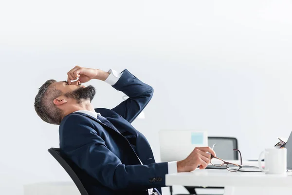 Hombre Negocios Sobrecargado Trabajo Ropa Formal Tocando Los Ojos Mientras —  Fotos de Stock