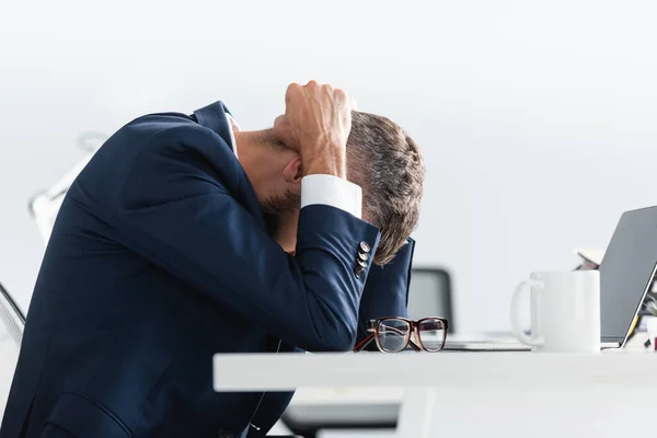 Uitgeputte Zakenman Pak Raakt Hoofd Tijdens Het Werken Buurt Laptop — Stockfoto