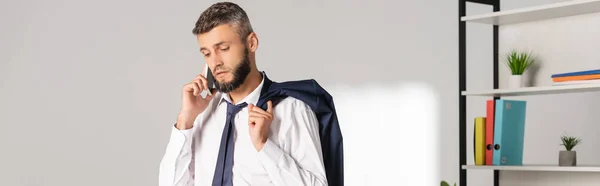 Geschäftsmann Hält Jacke Während Büro Mit Smartphone Spricht Banner — Stockfoto