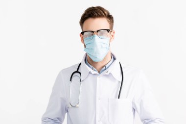Buğulanmış gözlüklü ve beyaz maskeli doktorun ön görüntüsü.