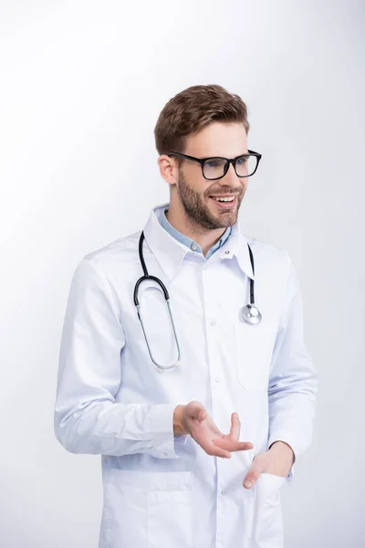 Médico Sorridente Com Mão Bolso Gesticulando Enquanto Olhando Para Longe — Fotografia de Stock