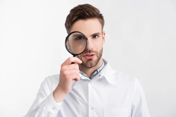 Retrato Del Oftalmólogo Confiado Mirando Través Lupa Aislada Blanco — Foto de Stock