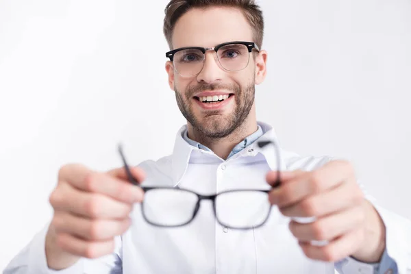 Oftalmologista Sorridente Colocando Óculos Isolados Branco Primeiro Plano Desfocado — Fotografia de Stock