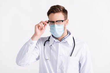 Tıbbi maskeli doktorun ön görüntüsü, buharlı gözlük çerçevesi beyaz üzerinde izole edilmiş.