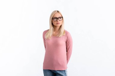 Gözlüklü genç düşünceli kadın, beyaz gözlüklü, yalnız bir şekilde başka tarafa bakıyor.