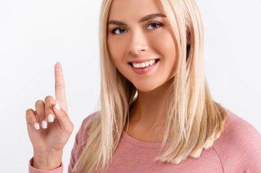 Kontak lensli neşeli sarışın kadın beyaz kameraya bakıyor.