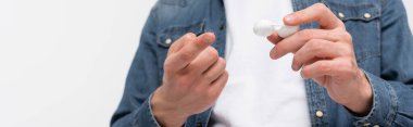 Gri pankartta izole edilmiş konteynır ve kontak lenslerin görüntüsü 