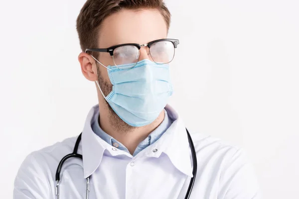 Portrét Lékaře Stetoskopem Napařenými Brýlemi Sobě Lékařskou Masku Izolovanou Bílém — Stock fotografie