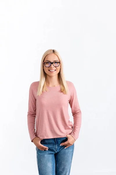 Framifrån Leende Blond Kvinna Med Händerna Fickor Bär Glasögon Och — Stockfoto