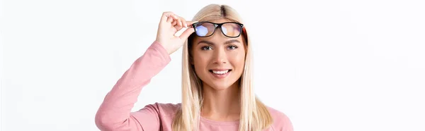 Sorrindo Mulher Loira Segurando Óculos Perto Testa Isolada Branco Banner — Fotografia de Stock