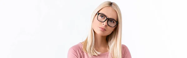 Mulher Pensativa Óculos Olhando Para Longe Isolado Branco Banner — Fotografia de Stock