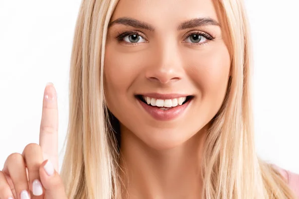 Sarışın Kadın Kameraya Gülümserken Kontakt Lensleri Beyaz Önplanda Kapalı Tutuyor — Stok fotoğraf