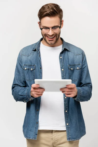 Homem Positivo Óculos Usando Tablet Digital Isolado Cinza — Fotografia de Stock