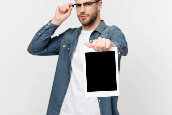 Tableta Digital Con Pantalla Blanco Mano Del Hombre Gafas Sobre — Foto de Stock