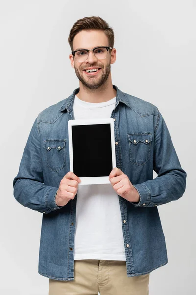 Lächelnder Mann Mit Brille Zeigt Digitales Tablet Isoliert Auf Grau — Stockfoto