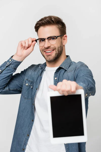 Uśmiechnięty Mężczyzna Okularach Pokazujący Cyfrową Tabletkę Pustym Ekranem Niewyraźnym Pierwszym — Zdjęcie stockowe