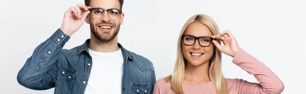 笑顔のカップルは グレー バナーに隔離された眼鏡に触れる — ストック写真