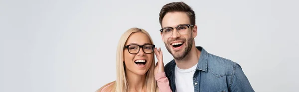 戴着眼镜的一对快乐的夫妇 看着用灰色横幅隔开的相机 — 图库照片