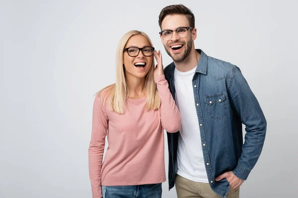 Uśmiechnięta Para Okularach Stojąca Samotnie Szarości — Zdjęcie stockowe